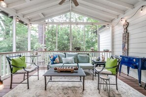 Smart TV, chimenea y libros 