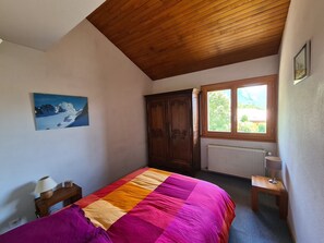 2 bedrooms, iron/ironing board, WiFi