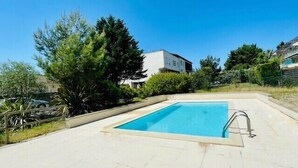 A rectangular swimming pool with a metal ladder, surrounded by a paved deck. - Spacious cocoon with pool in La Rochelle (La Rochelle)
