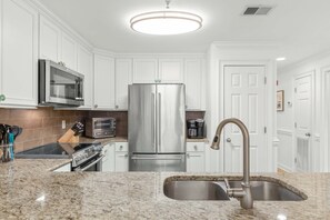 Condo, varias camas, acceso a la alberca, vista al jardín (#106 - No Pets) | Cocina privada | Refrigerador, microondas, cafetera y tetera y utensilios de cocina 