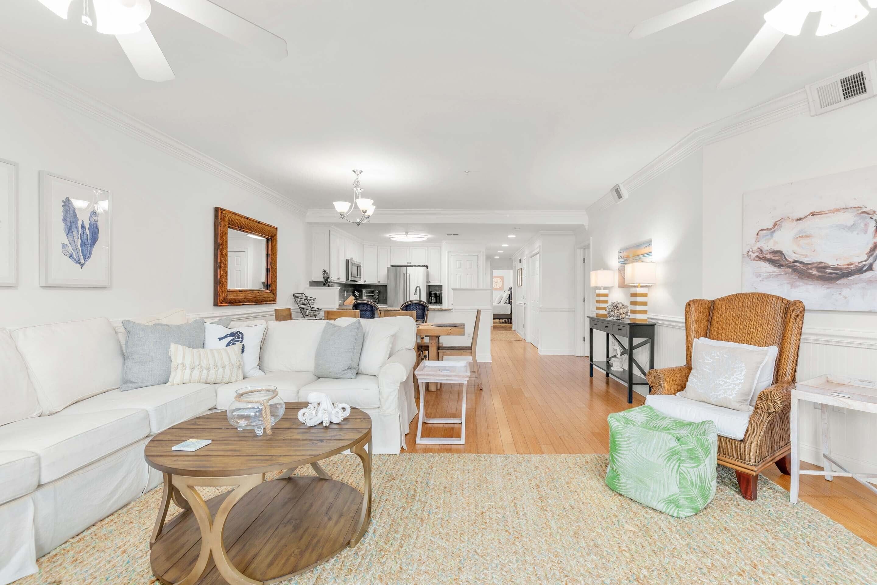 公寓式客房, 多张床, 使用泳池, 花园景观 (#106 - No Pets) | 起居区 | 电视