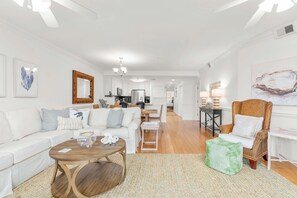 Condo, varias camas, acceso a la alberca, vista al jardín (#106 - No Pets) | Área de sala de estar | Televisión 