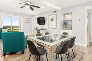 公寓客房, 多張床, 可使用泳池, 花園景觀 (0 - No Pets Allowed) | 房內用餐區