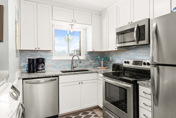 Condo, Multiple Beds, Pool Access, Garden View (0 - No Pets Allowed) | Private kitchen | Fridge, microwave, oven, stovetop