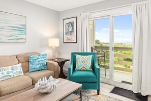 콘도, 침대(여러 개), 수영장 이용, 정원 전망 (0 - No Pets Allowed) | 거실 공간