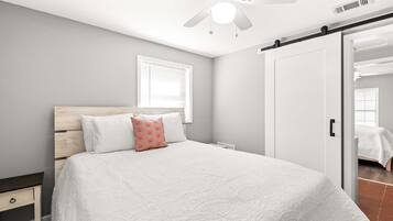 Nhà, 2 giường cỡ queen, bếp, quang cảnh vườn | 2 phòng ngủ, trang trí khác biệt