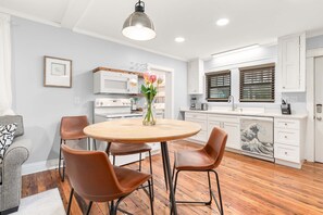 Apartment, 1 King Bed with Sofa bed, Kitchen, Garden View | Dining - Ebb and Flow 1 (Tybee Island)