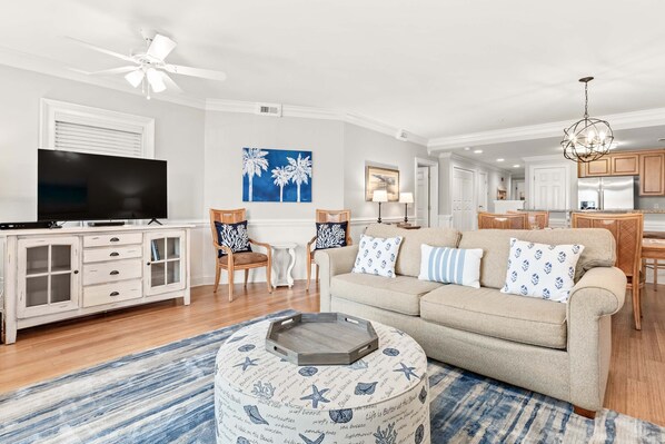 Condo, varias camas, acceso a la alberca, vista al jardín | Área de sala de estar | Televisión 