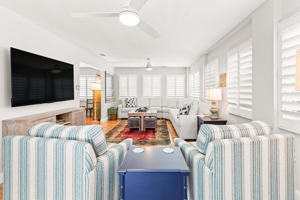 House, Multiple Beds, Kitchen, Pool View | Living area | TV