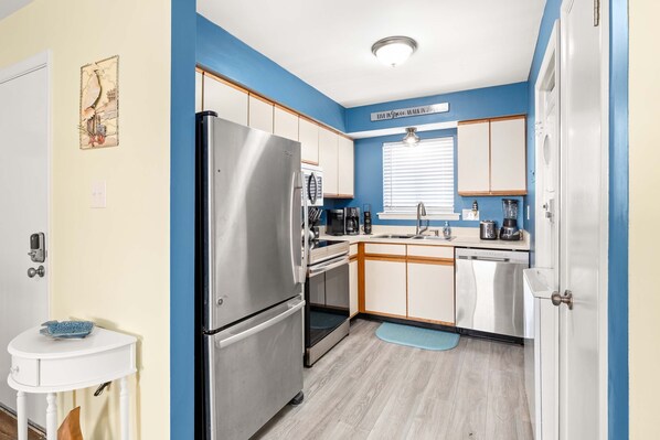 Condo, varias camas, acceso a la alberca, vista al jardín (0 - No Pets Allowed) | Cocina privada | Refrigerador, microondas, horno y lavavajillas 