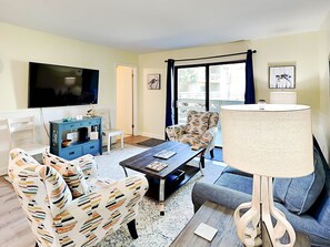 Condo, varias camas, acceso a la alberca, vista al jardín (0 - No Pets Allowed) | Área de sala de estar