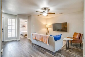 Smart TV - Beautiful 2 BR for Month Stay*Walk to UTA and Food (Arlington)