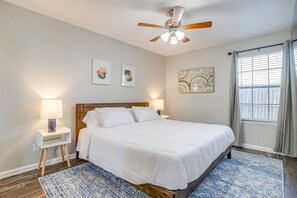 Iron/ironing board, free WiFi, bed sheets - Beautiful 2 BR for Month Stay*Walk to UTA and Food (Arlington)