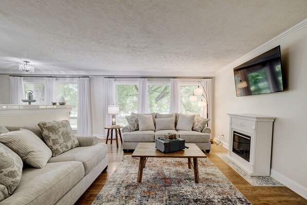 Smart TV, fireplace, ping pong, books