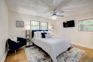3 bedrooms, iron/ironing board, travel crib, WiFi - Spacious home with basement. City park steps away. Cleaning fee included. (Madisonville)