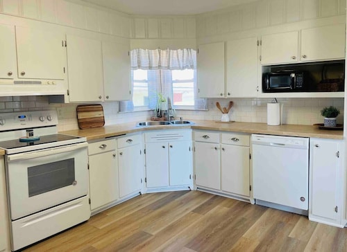 Cozy 3BR on 1 acre ~ Pet friendly ~ Great Location