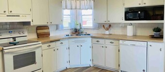 Cozy 3BR on 1 acre ~ Pet friendly ~ Great Location