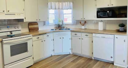 Cozy 3BR on 1 acre ~ Pet friendly ~ Great Location