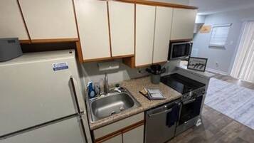 冰箱、微波炉、烤箱、炉灶