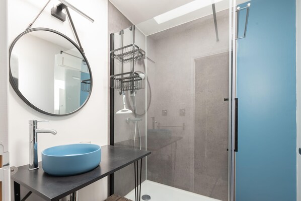 Shower, hair dryer, towels