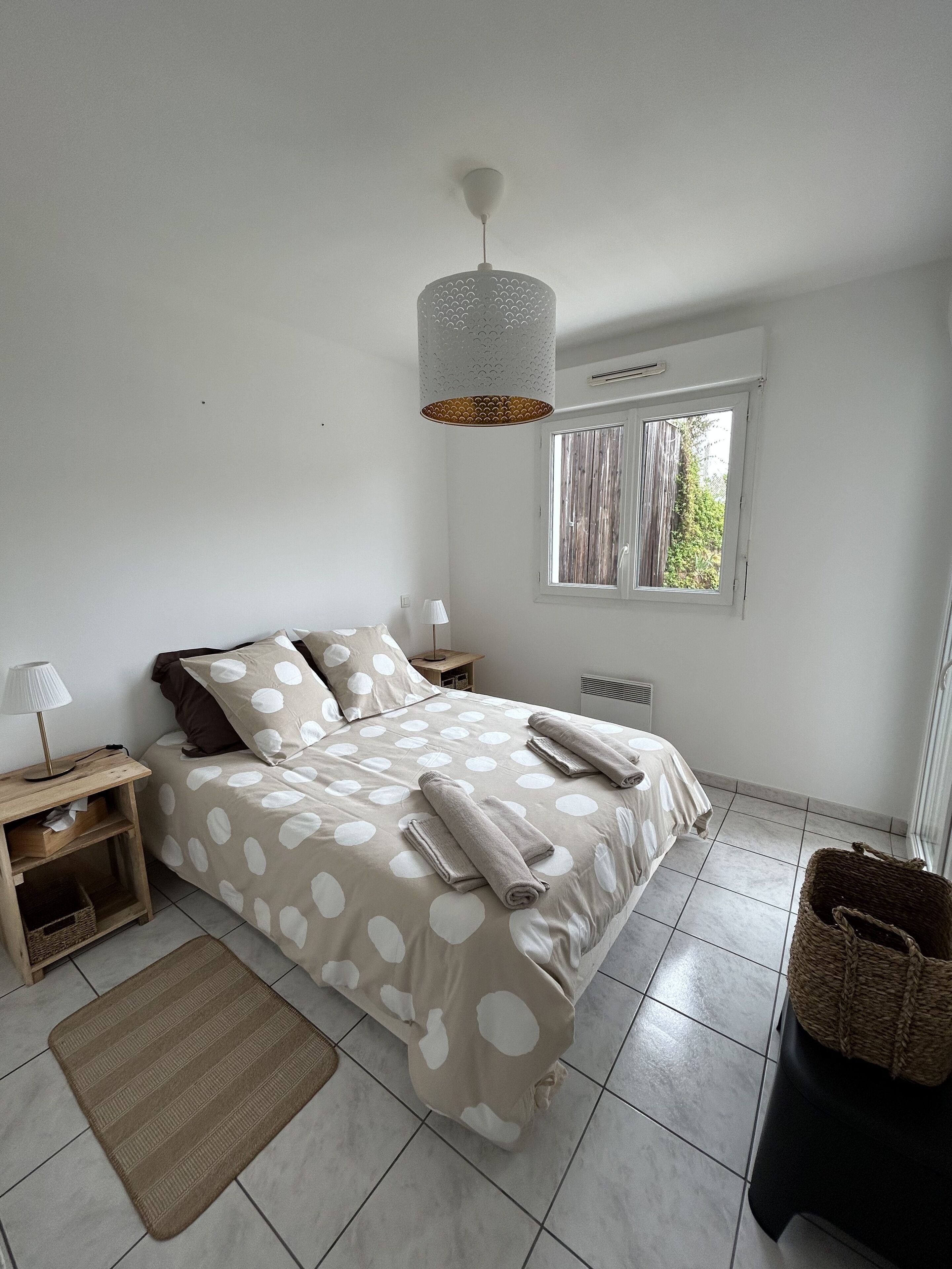 1 chambre, fer et planche à repasser, draps fournis