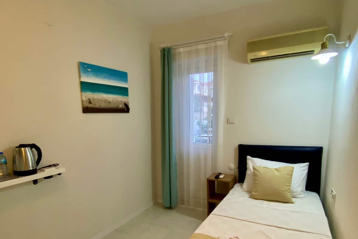 Basic Single Room | Free WiFi