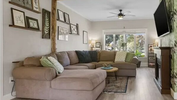 تلفزيون ذكي، مدفأة، كُتُب