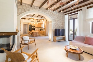 Smart TV, fireplace, table tennis, stereo