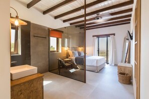 4 chambres, bureau, fer et planche à repasser, accès au Wi-Fi (inclus)