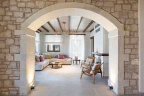 Smart-TV, peis, bordtennis og stereoanlegg