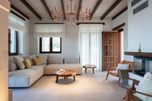 Smart-TV, peis, bordtennis og stereoanlegg