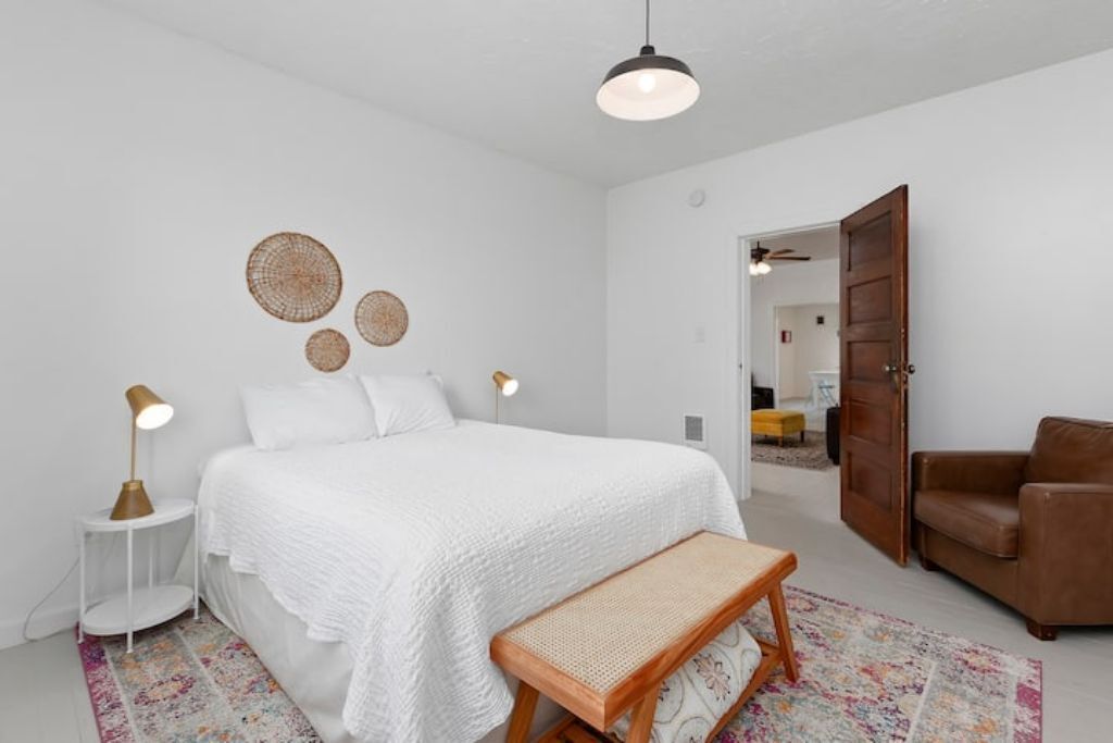 3 bedrooms, desk, iron/ironing board, travel crib