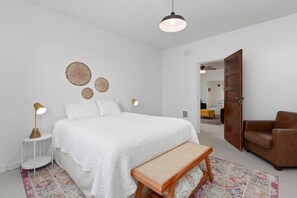 3 habitaciones, escritorio y tabla de planchar con plancha 