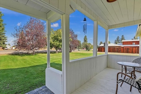 屋外ダイニングエリア. Remodeled Farmhouse near Silver Creek for fly fishing and Craters of the Moon