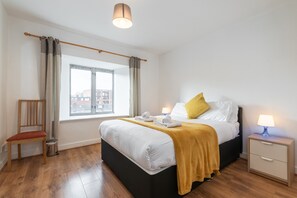 3 habitaciones, tabla de planchar con plancha, wifi y ropa de cama 