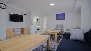 Grand Apartment | Living area | 32-inch LED TV with satellite channels, TV, heated floors - Grand Family Home (Trabzon)