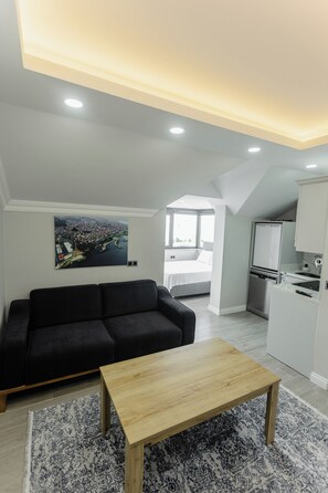 浪漫套房 | 起居区 | 32-英寸LED 电视（配备卫星频道）、电视、加热地板