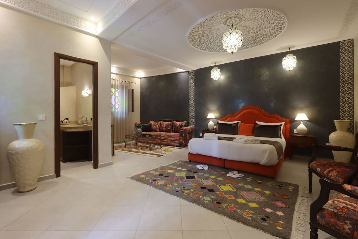 Senior Suite, 1 Queen Bed | 1 bedroom, premium bedding, down comforters, Select Comfort beds