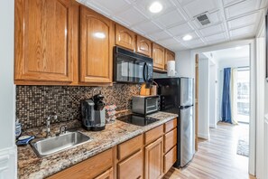 Frigorifero, microonde, piano cottura, macchina per tè/caffè