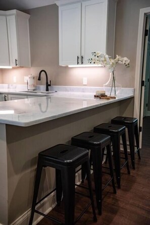 Fridge, microwave, oven, stovetop - The Carr, Chic 1BR Studio by Velvet Ditch Villas (Oxford)