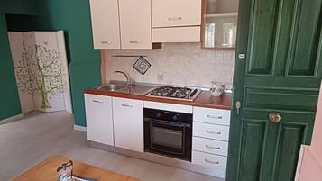 Réfrigérateur, four, plaque de cuisson, cafetière/bouilloire