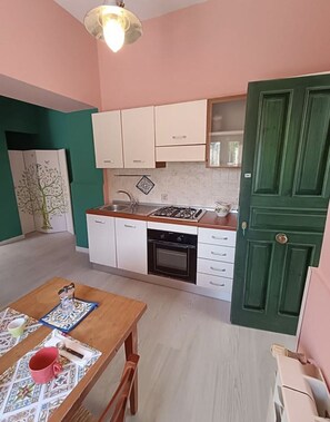 Kühlschrank, Ofen, Herdplatte, Wasserkocher mit Kaffee-/Teezubehör