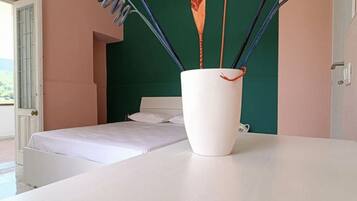 1 habitación, tabla de planchar con plancha, wifi gratis y ropa de cama