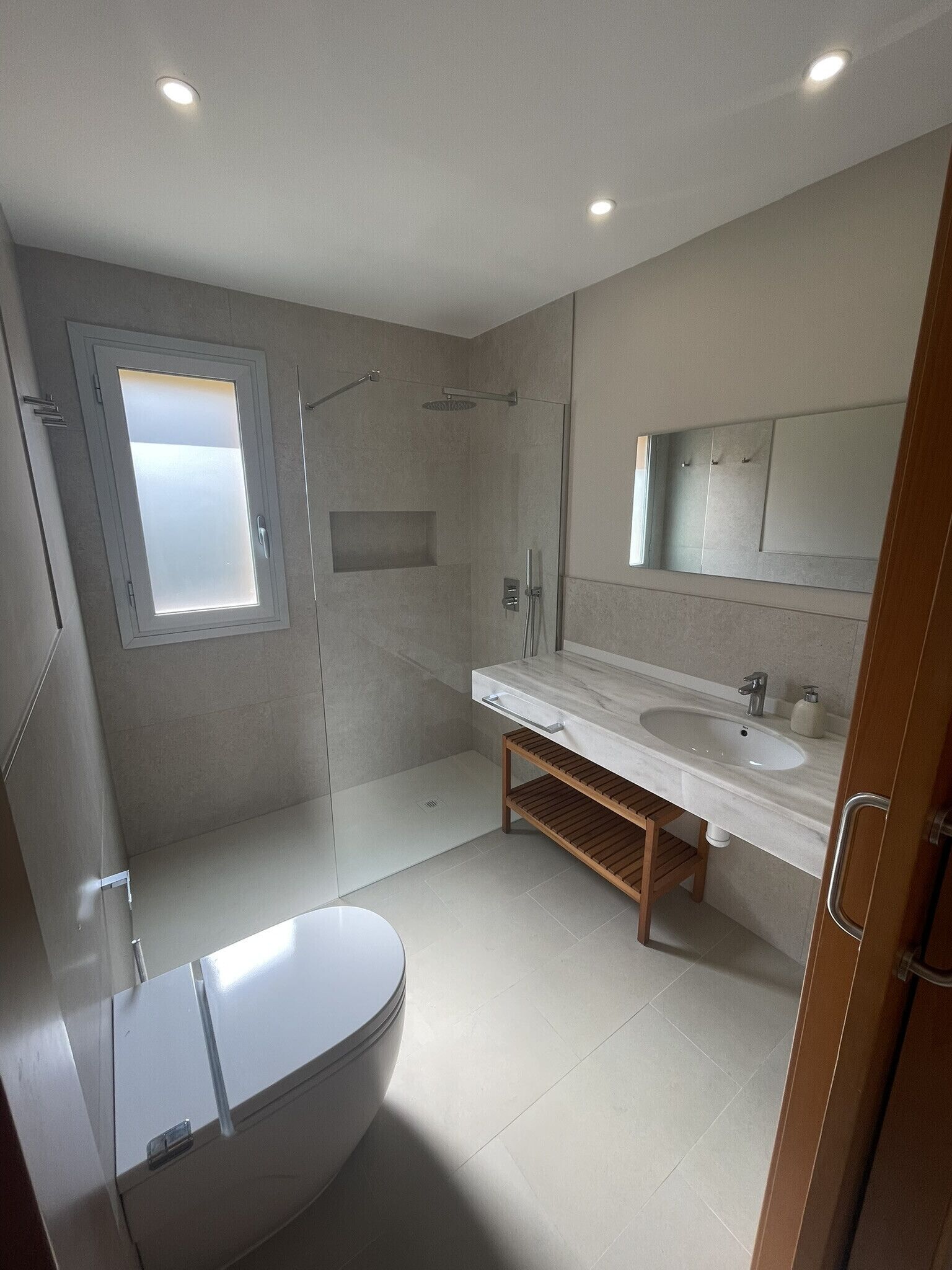 Badekar, hårføner og håndklær