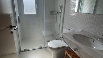 Bathtub, hair dryer, towels
