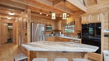 Cabin, 4 Bedrooms | Private kitchen | Fridge, oven, coffee/tea maker, toaster