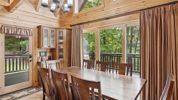 Cabin, 4 Bedrooms | Dining
