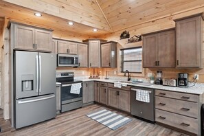 Cabaña, 2 habitaciones | Cocina privada | Refrigerador, horno, cafetera y tetera y tostadora 
