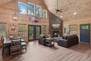 Cabin, 2 phòng ngủ | Khu phòng khách | Smart TV 