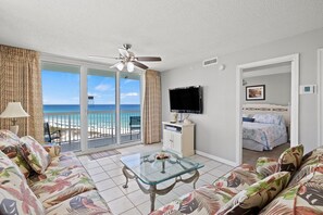 Condo, 2 habitaciones | Área de sala de estar | Smart TV y servicios de streaming